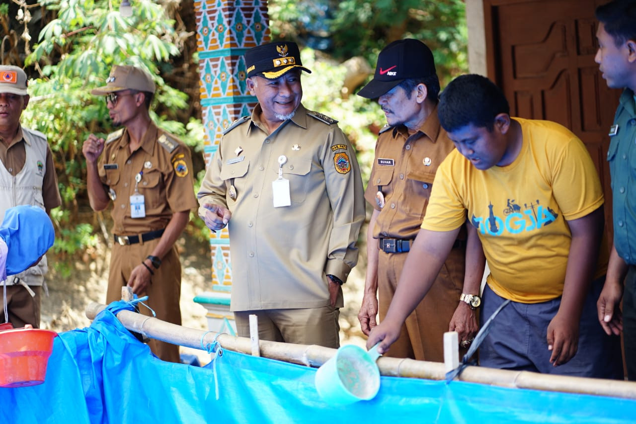 Pj Bupati Salurkan Bantuan Air Bersih di Tiga Desa