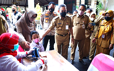 Canangkan Pelaksanaan Vaksin Usia 6-11 Tahun, Bupati Bagikan Coklat Untuk Peserta