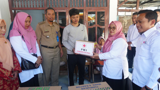 Ketua PMI Kabupaten Pati Serahkan Bantuan untuk Korban Kebakaran di Baturejo-Sukolilo 