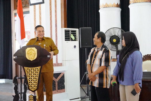 Bupati Pati Sudewo Serahkan 194 Beasiswa Bagi Mahasiswa Berprestasi Kurang Mampu 